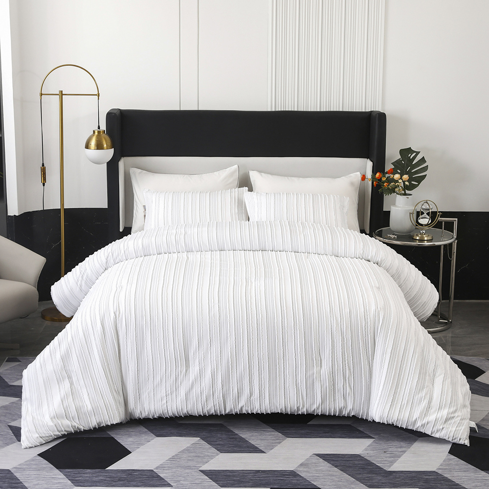  Concise stripe pattern now redesigned with white color patchwork to add a modern and elegant look to your room. Beautiful color match let this stripe comforter become a great gift choice! Vivid visual effect will make LUCKYBULL comforter the most appealing place in your room.