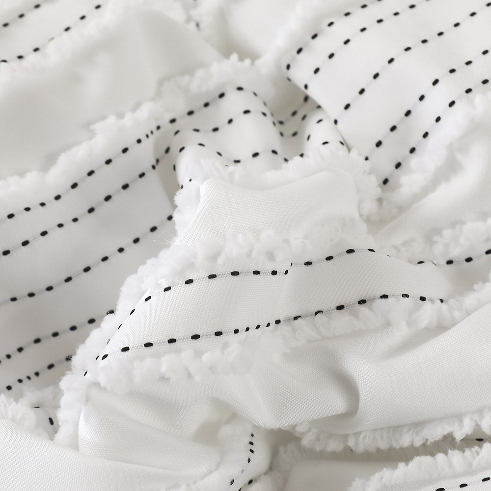  Concise stripe pattern now redesigned with white color patchwork to add a modern and elegant look to your room. Beautiful color match let this stripe comforter become a great gift choice! Vivid visual effect will make LUCKYBULL comforter the most appealing place in your room.