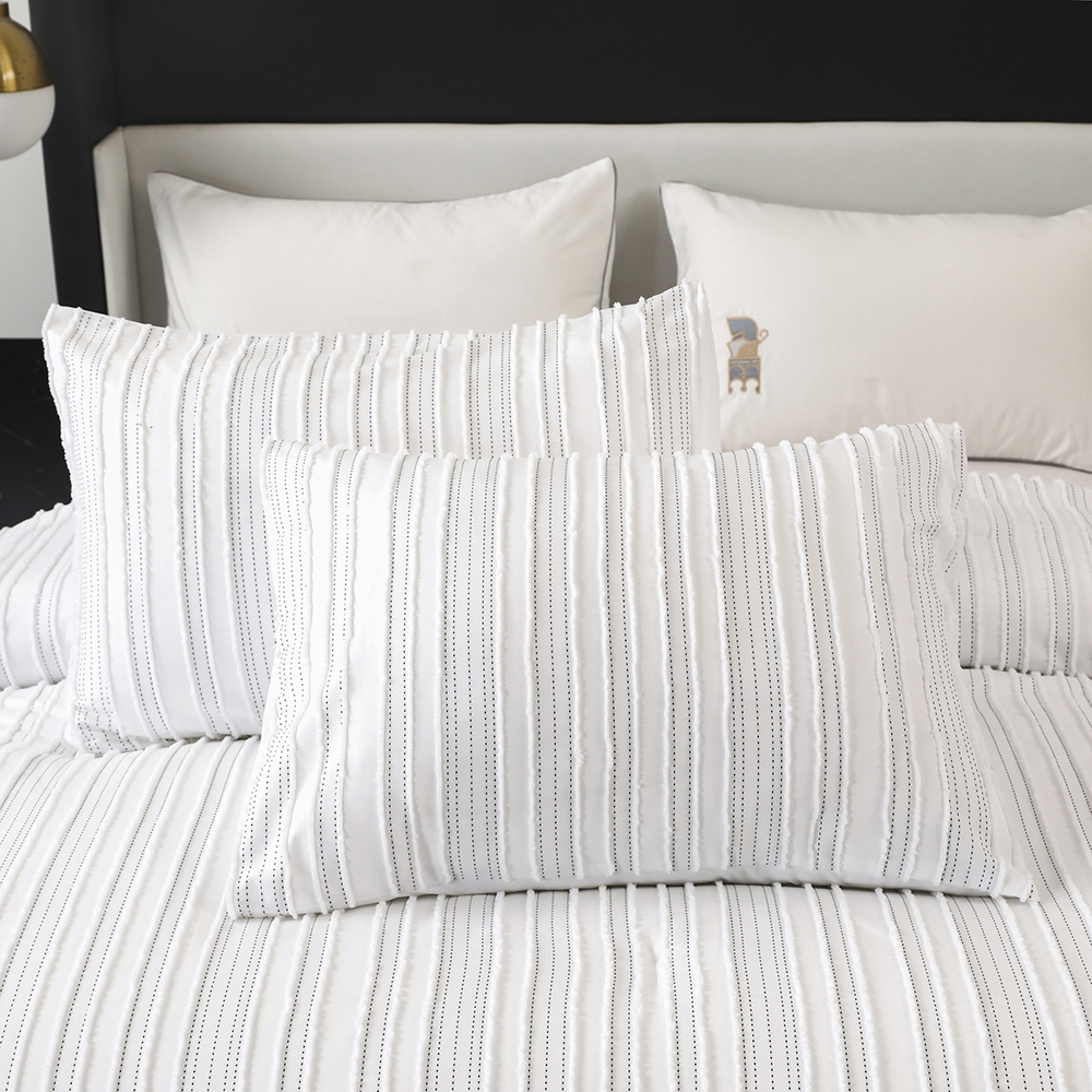  Concise stripe pattern now redesigned with white color patchwork to add a modern and elegant look to your room. Beautiful color match let this stripe comforter become a great gift choice! Vivid visual effect will make LUCKYBULL comforter the most appealing place in your room.