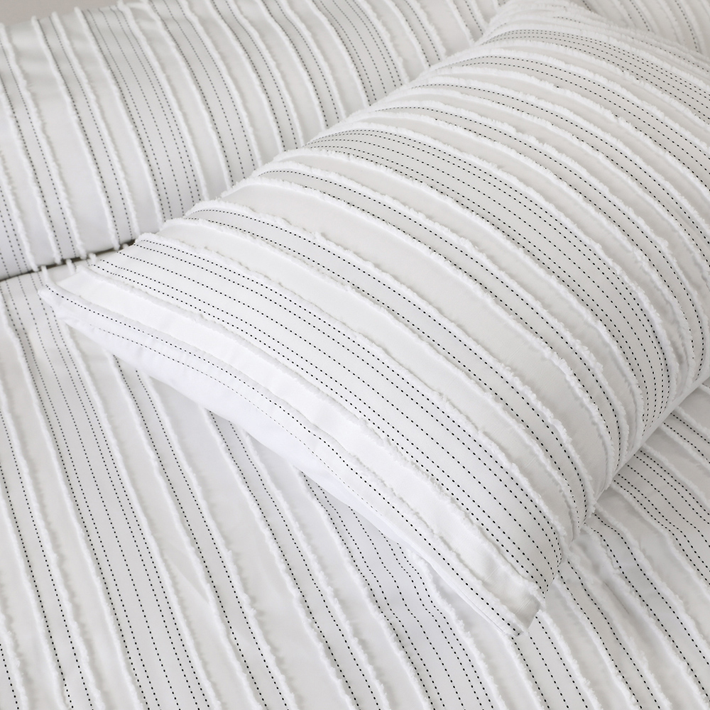  Concise stripe pattern now redesigned with white color patchwork to add a modern and elegant look to your room. Beautiful color match let this stripe comforter become a great gift choice! Vivid visual effect will make LUCKYBULL comforter the most appealing place in your room.