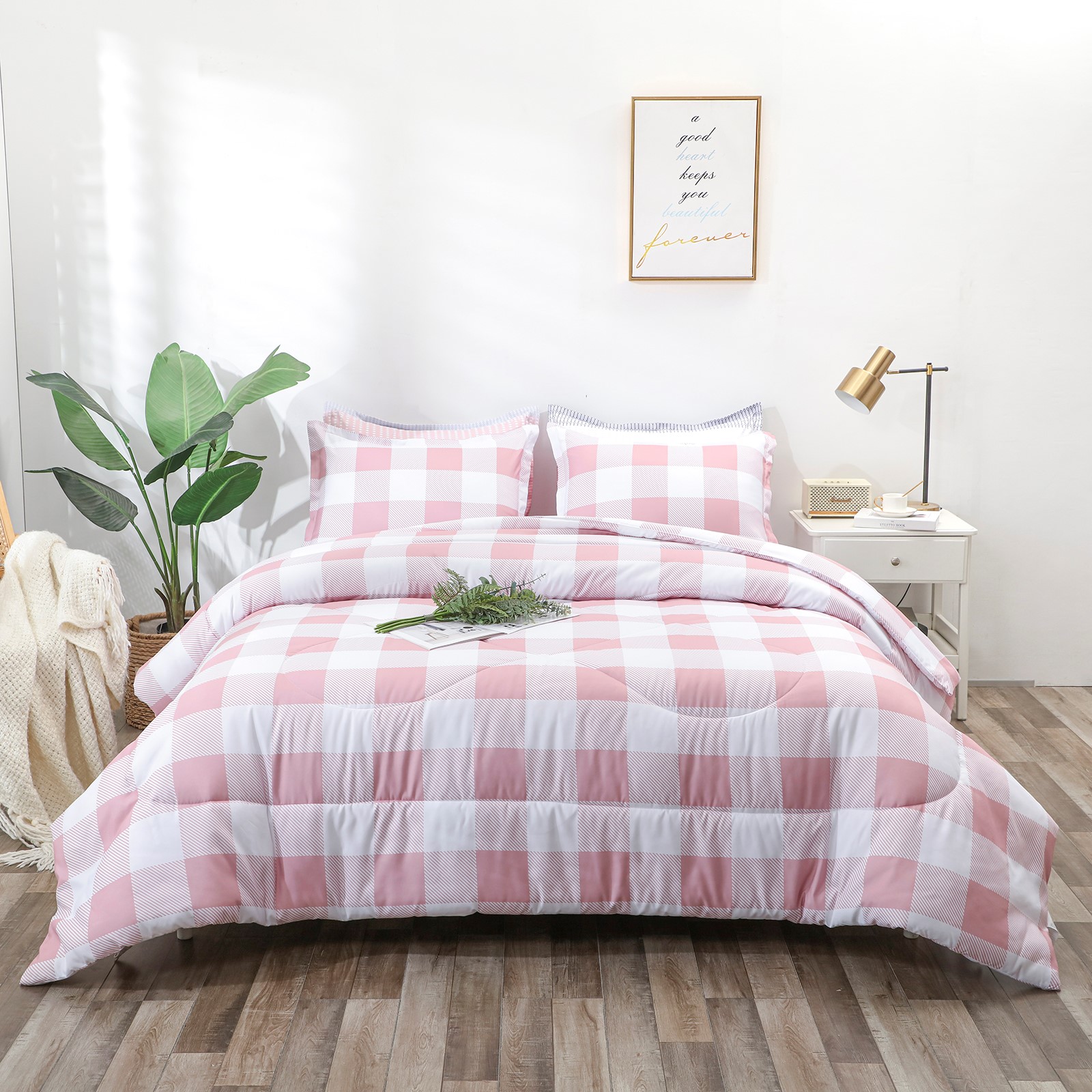 Luckybull blush plaid comforter is classic and stylish. The plaid comforter highlights the taste, giving you a lasting and fresh feeling, suitable for all ages. The plaid comforter set is a classic that never really goes out of style!