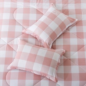 Luckybull blush plaid comforter is classic and stylish. The plaid comforter highlights the taste, giving you a lasting and fresh feeling, suitable for all ages. The plaid comforter set is a classic that never really goes out of style!